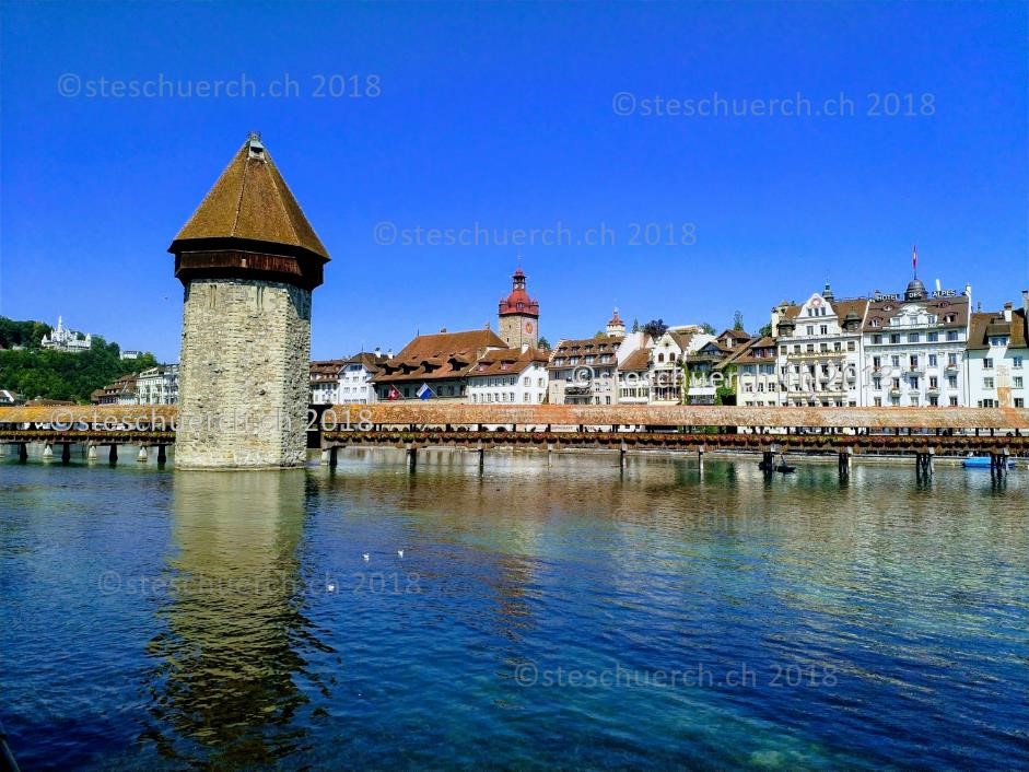 Fotoaufnahme in Luzern mit Sicht auf den See die Kapellbrücke und die Altstadt