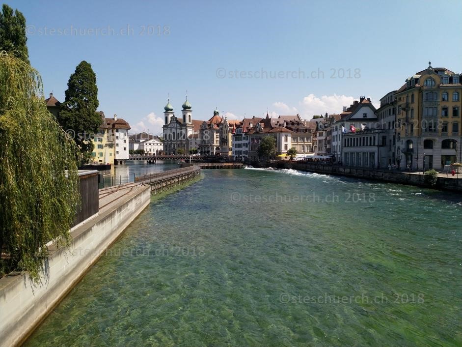 Fotoaufnahme in Luzern mit Sicht auf die Altstadt und Teilen des Kraftwerks Mühleplatz
