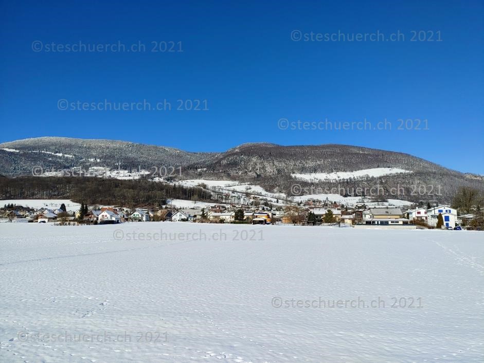 Winterstimmung im Tal von Niederbipp mit einer spektakulärer Sicht auf das Bergbiet