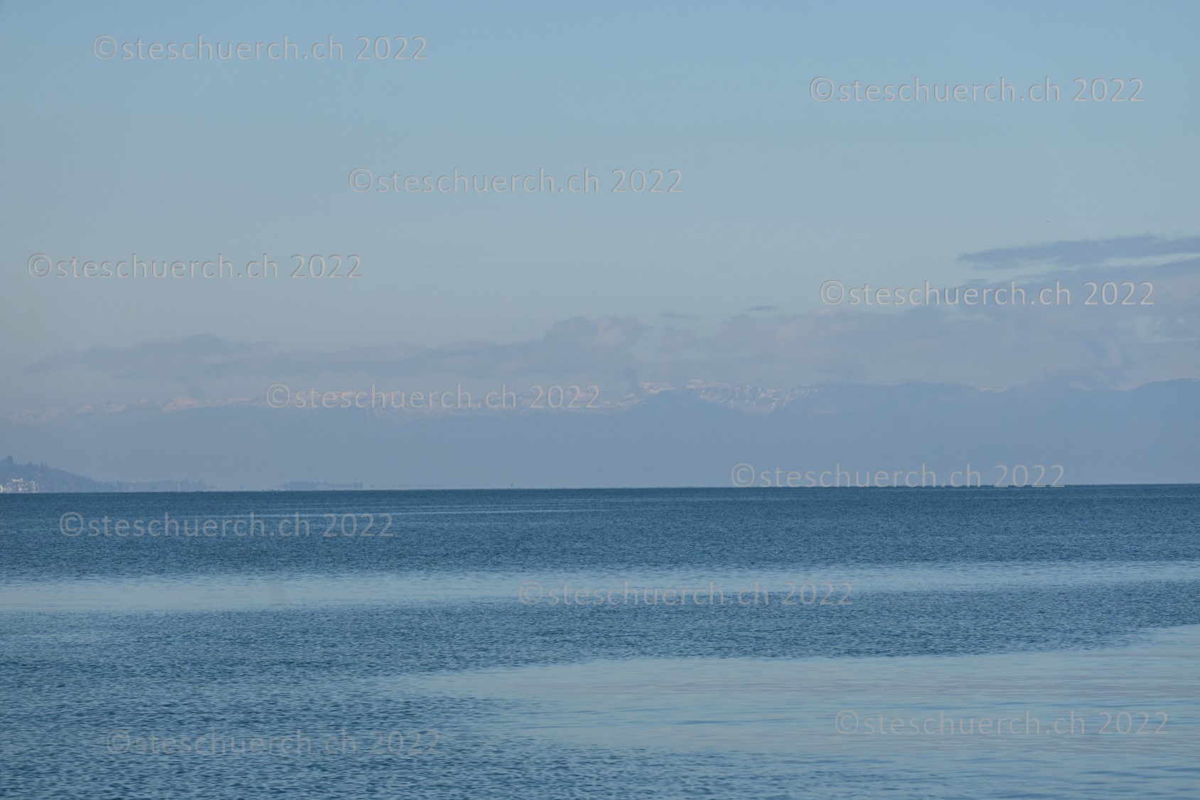 Trübe Sicht über dem Lac Léman.