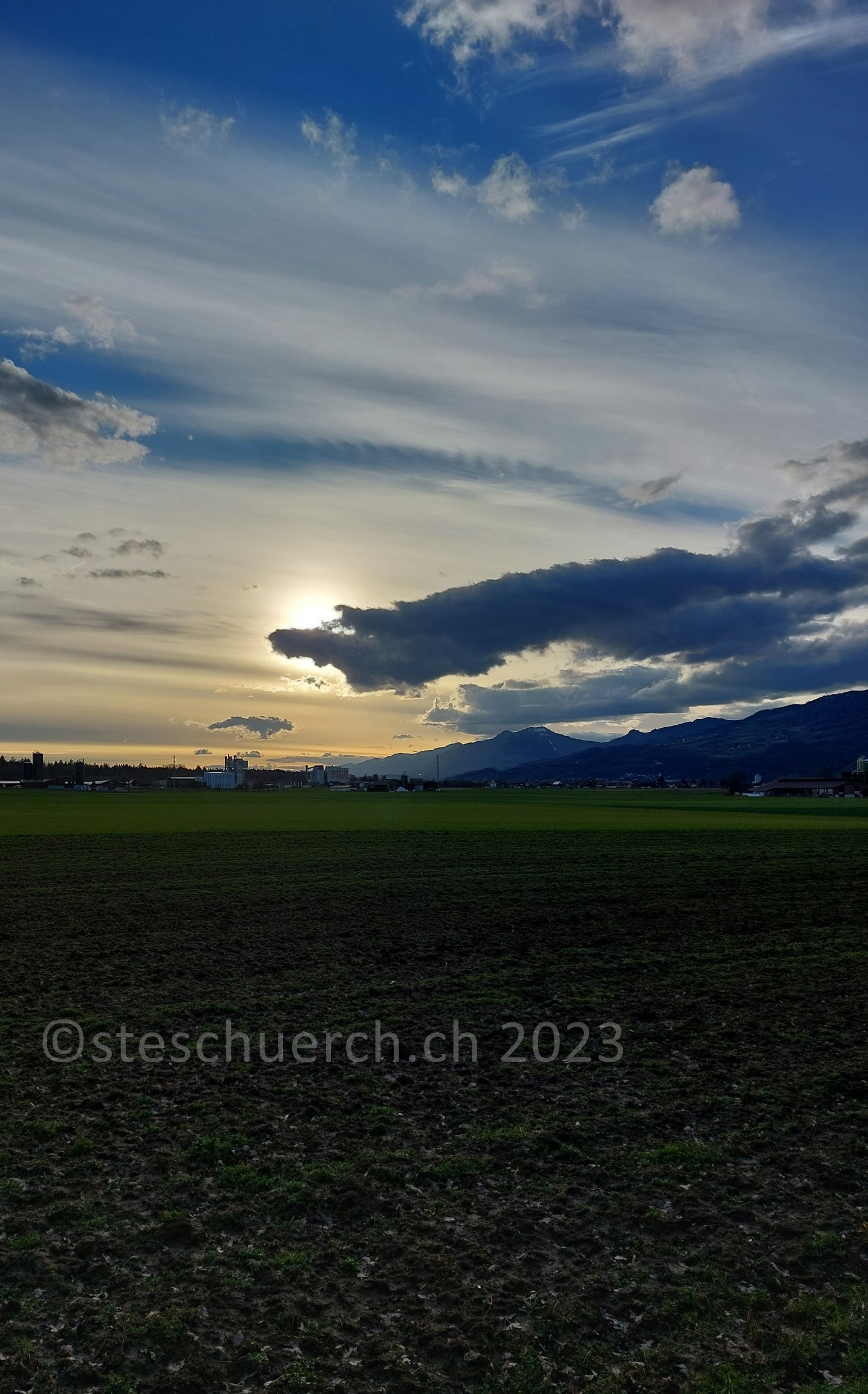 Sonnenuntergang mit abwechselnder Bewölkung